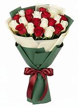 Букет Микс из красных и белых роз в Озерках
