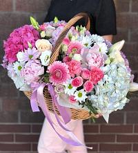 Цветочная композиция из Розы, Хризантемы, Пионы и Лизиантусы в корзине в Озерках