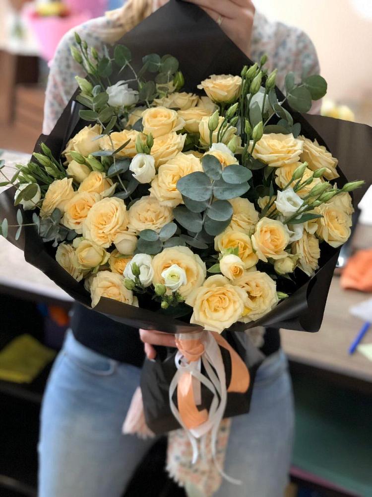 Букет цветов из: Розы и Лизиантусы в Озерках