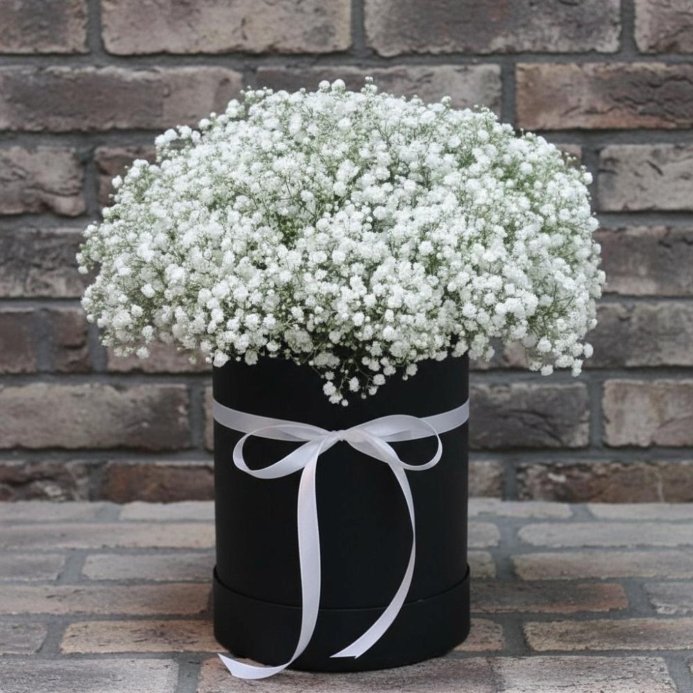 Цветочная композиция из Гипсофила в шляпной коробке в Озерках