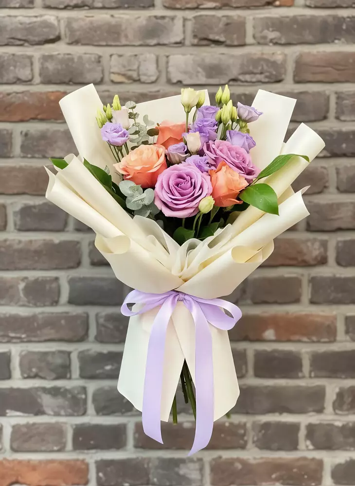 Букет цветов из: Лизиантусы и Розы в Озерках