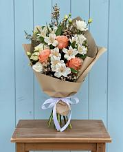 Букет цветов из:  Альстромерии, Лизиантусы, Розы и Хризантемы в Озерках