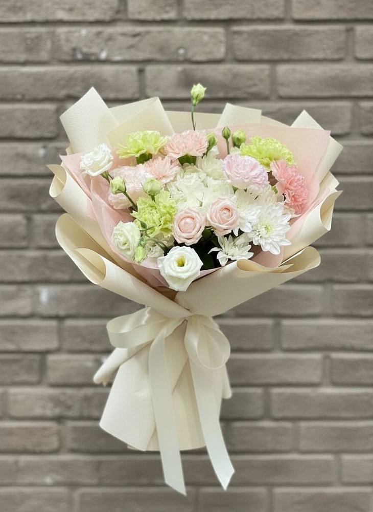 Букет цветов из: Гвоздики, Розы, Лизиантусы и Хризантемы в Озерках