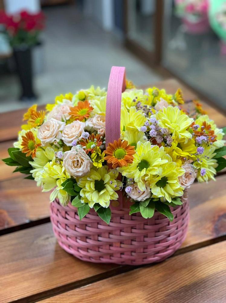 Цветочная композиция из Хризантемы и Розы в корзине в Озерках