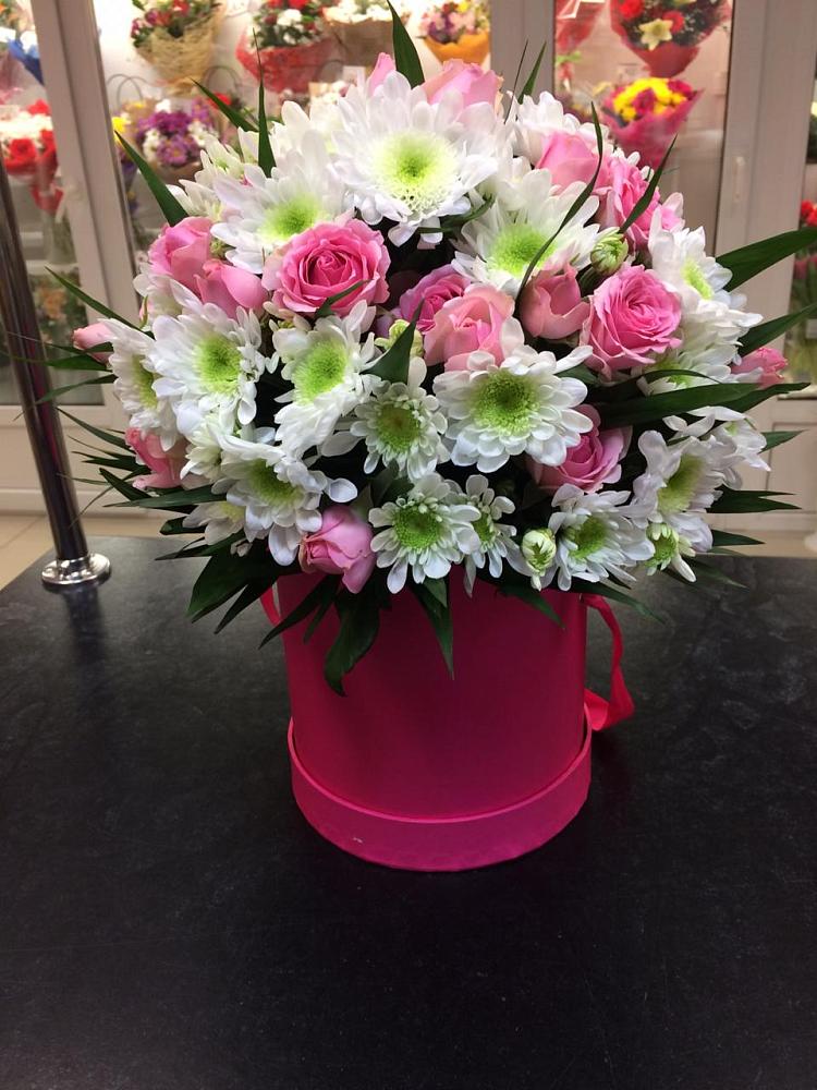 Цветочная композиция из Розы и Хризантемы в шляпной коробке в Озерках