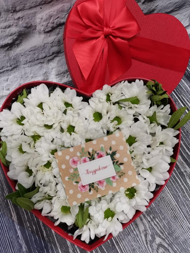 Цветочная композиция из Хризантемы в виде сердца в Озерках