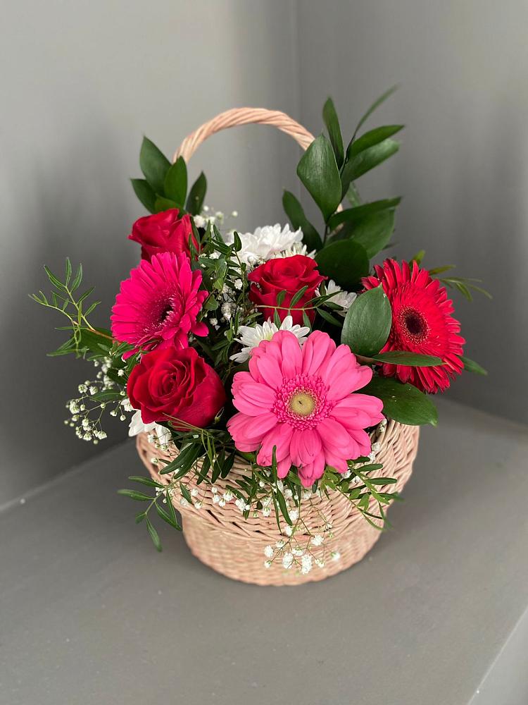 Цветочная композиция из Розы, Хризантемы и Герберы в корзине в Озерках
