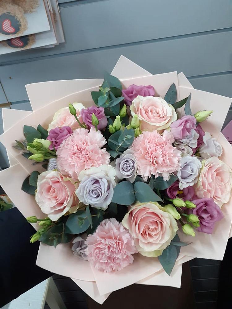 Букет цветов из: Розы, Гвоздики и Лизиантусы в Озерках